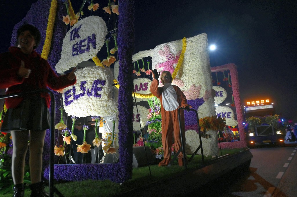 ../Images/Verlicht bloemencorso 2025 129.jpg